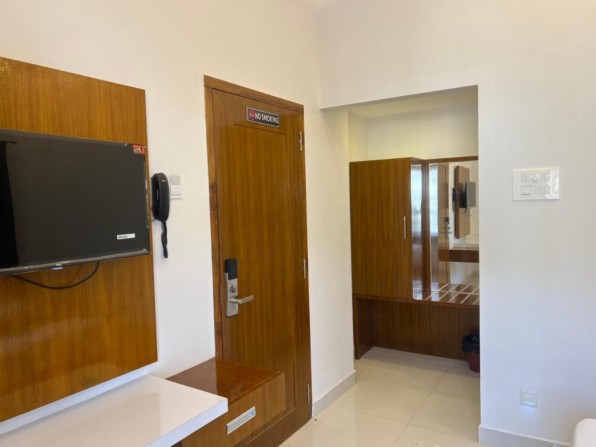 Le Hotel Host Tiruchirappalli Exterior foto